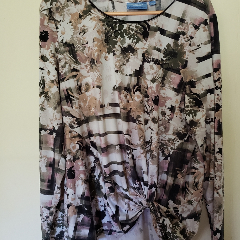 Gorgeous knotted front pull over